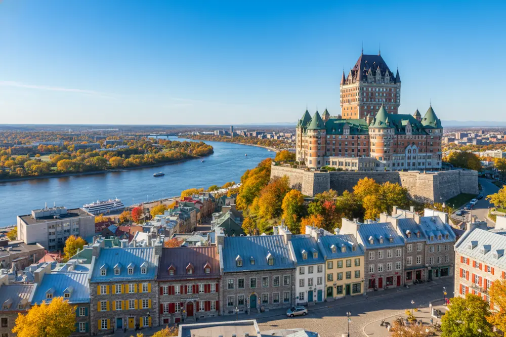 Vue spectaculaire du Château Frontenac et du fleuve Saint-Laurent à Québec, illustrant la portée du service MobilCube à travers la province.